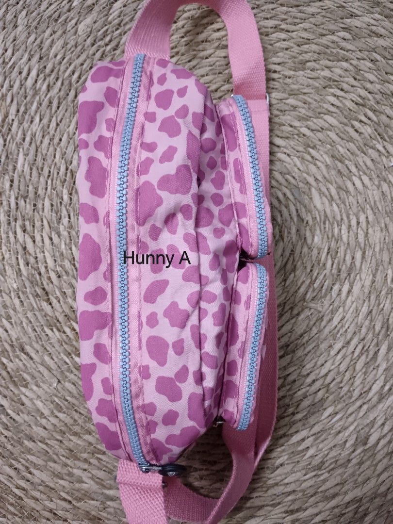 Kipling (Category: Cross-body Bags) located in Kuala Lumpur. Submitted by hunny659447018 (Listing ID 1467332278, Image 3). Description: Kipling Pink Leopard Print Crossbody Bag 🐆 Pretty, playful & perfect for everyday styling! 😍✨ Swipe through the carousel for details 📸 Interested? Drop me a chat for more info! 🛍️💌.