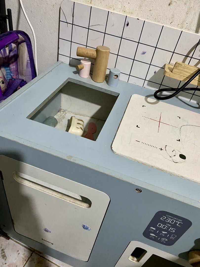 Kitchen set (Category: Infant Playtime) located in Pasig City. Submitted by myclovers (Listing ID 1467253432, Image 3). Description: In Good condition kitchen set selling for 750php only. Issue:need to clean lang kasi sinulatan ni baby .