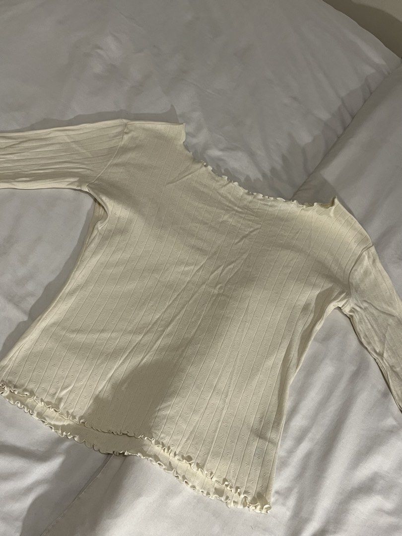 Korean long sleeves (Category: Longsleeves) located in Manila. Submitted by xxx0727 (Listing ID 1467282821, Image 2). Description: - Small to Medium size - Stretchable material .