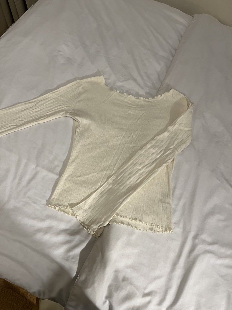 Korean long sleeves (Category: Longsleeves) located in Manila. Submitted by xxx0727 (Listing ID 1467282821, Image 1). Description: - Small to Medium size - Stretchable material .