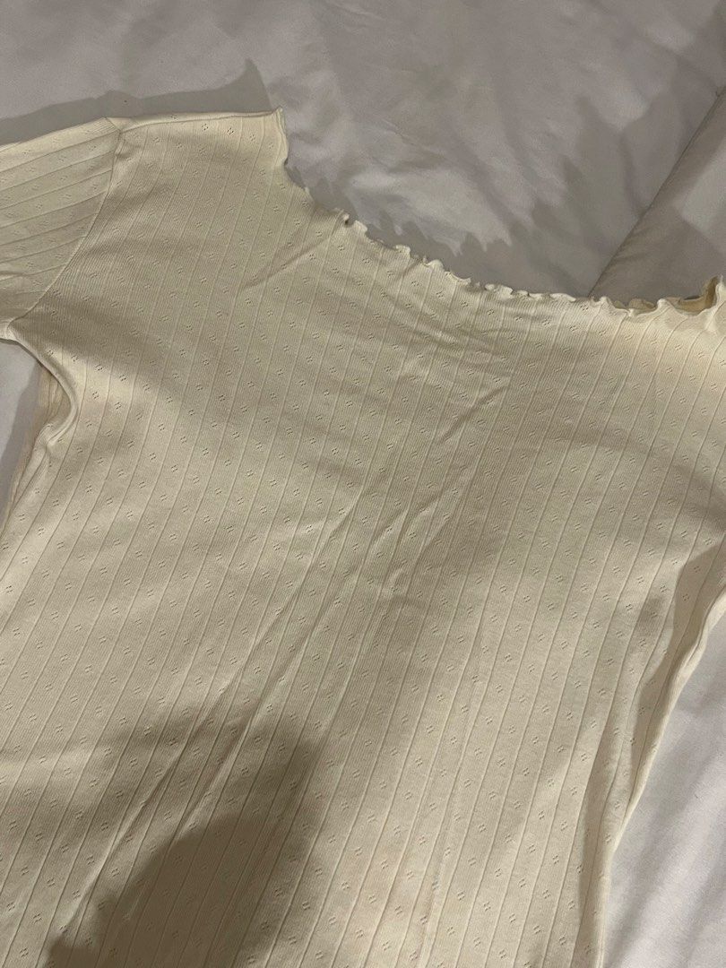 Korean long sleeves (Category: Longsleeves) located in Manila. Submitted by xxx0727 (Listing ID 1467282821, Image 3). Description: - Small to Medium size - Stretchable material .