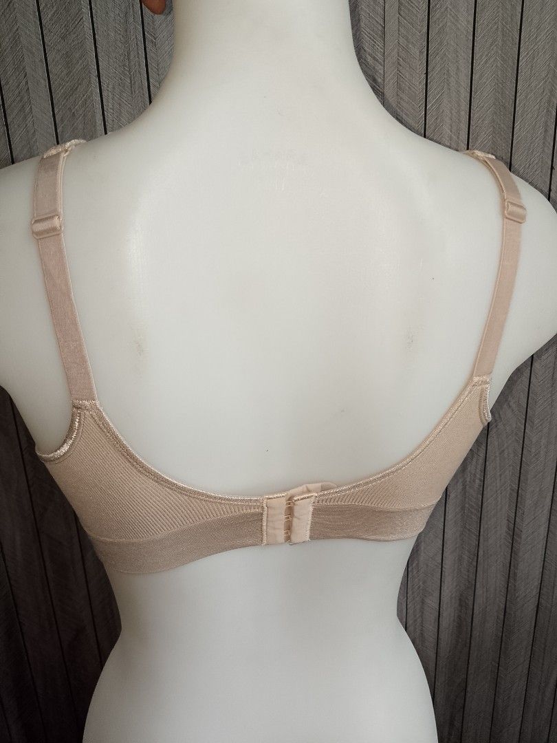 L: Gloria Vanderbilt bra no pads nonwire (Category: Undergarments & Loungewear) located in Manila. Submitted by truecrystal-1407 (Listing ID 1467200885, Image 3). Description: .
