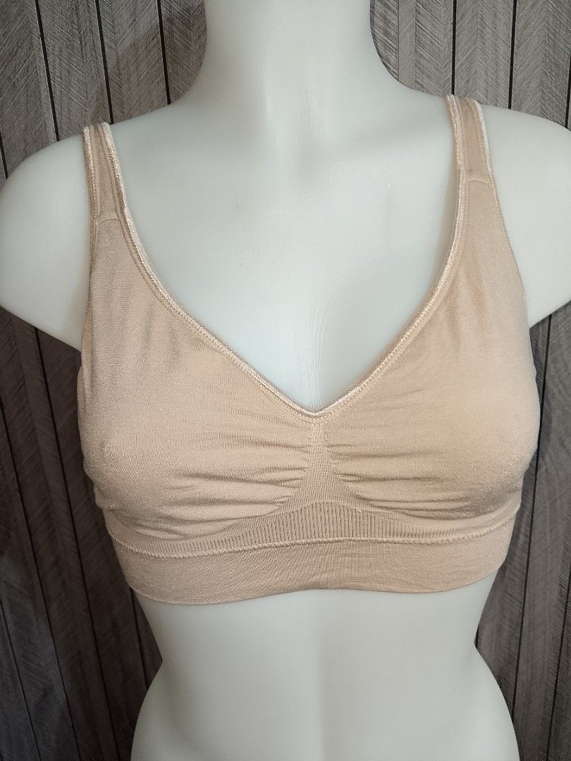 L: Gloria Vanderbilt bra no pads nonwire (Category: Undergarments & Loungewear) located in Manila. Submitted by truecrystal-1407 (Listing ID 1467200885, Image 1). Description: .
