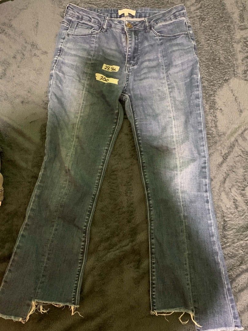 La Babité Denim Flared Jeans (Category: Jeans) located in Manila. Submitted by quishi061210 (Listing ID 1467203344, Image 1). Description: - Brand/Model: La Babité denim jeans - Color/Wash: Blue wash with lighter fading down the center - Size: 160/68A - Fit: Mid-rise waist with a trendy flared cut - Closure: Button closure and zip fly - Details: Unique front seam details and raw, frayed hems - Pockets: Two functional back pockets.