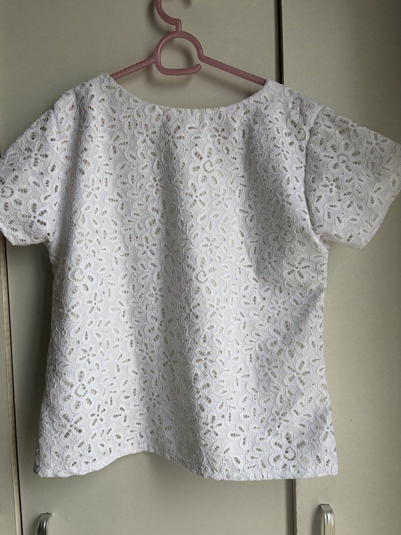 La Coco Babe White Lace Short Sleeve Blouse (Category: Blouses) located in Manila. Submitted by mgsib56360 (Listing ID 1467219970, Image 3). Description: - Brand: La Coco Babe - Free-size (please see photos for actual measurements) - Style: White lace short sleeve top with round neckline - Details: All-over floral lace pattern with inner lining - RFS: Moving out decluttering.