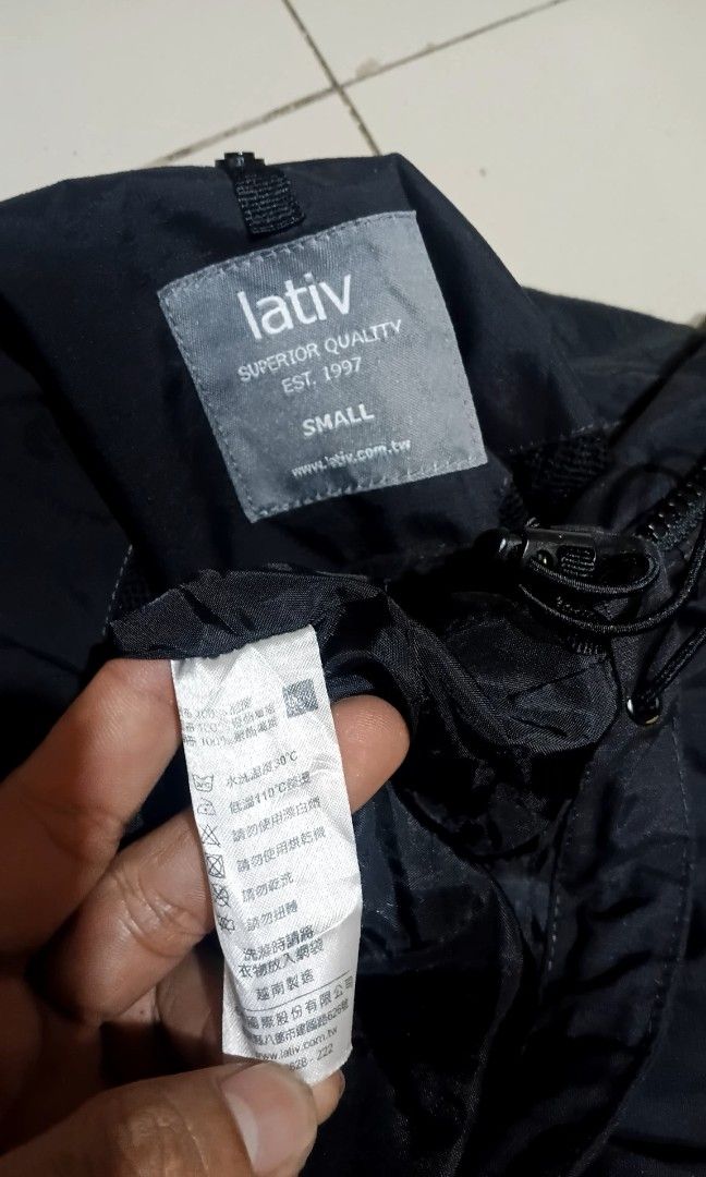Lative windbreaker jacket (Category: Coats, Jackets and Outerwear) located in Bacolod City. Submitted by cadizthrifter (Listing ID 1467202856, Image 2). Description: lative windbreaker as new condition dimes 19×27 no issue 950.