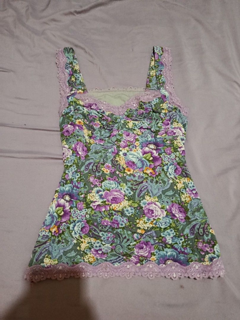 Lavender Laced Floral Sleeveless Top (Category: Sleeveless) located in San Carlos. Submitted by lavndersblu (Listing ID 1467354728, Image 1). Description: - stretchy.