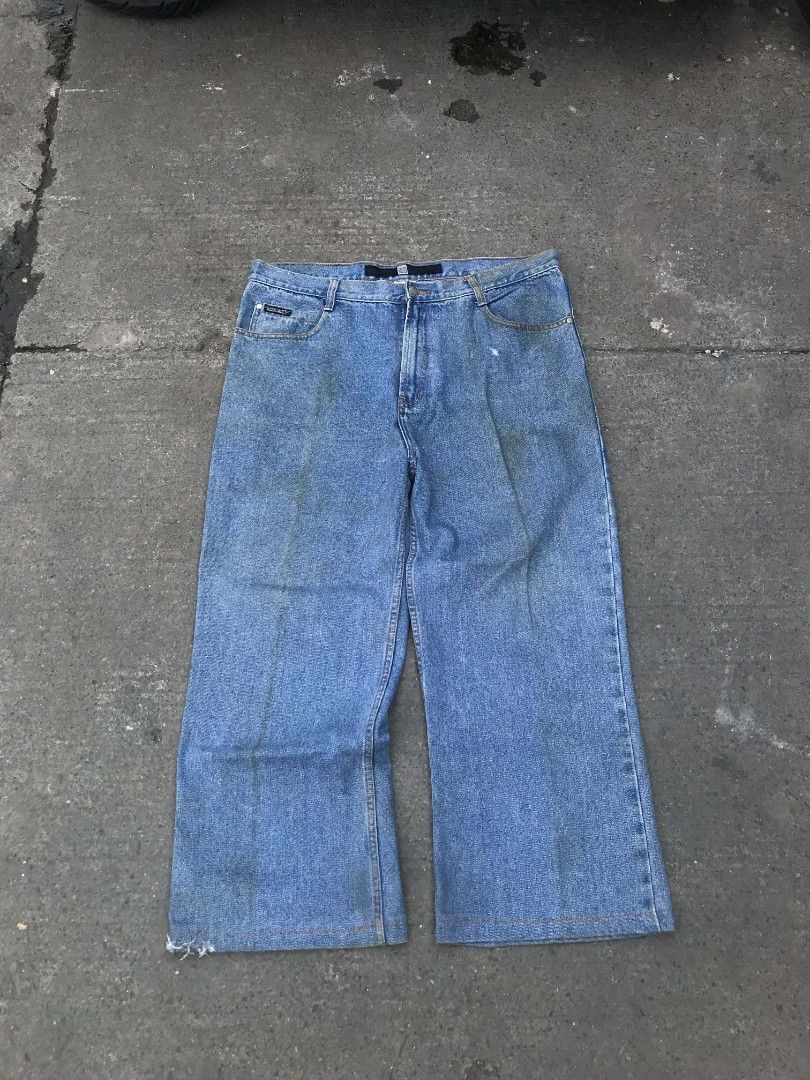 Le jeande pants (Category: Jeans) located in Manila. Submitted by thriftnicarl.3 (Listing ID 1467322157, Image 1). Description: waist - 38 length - 37.6 thigh - 12.3 leg opening - 10.5 price - 199 Freeship via jnt.