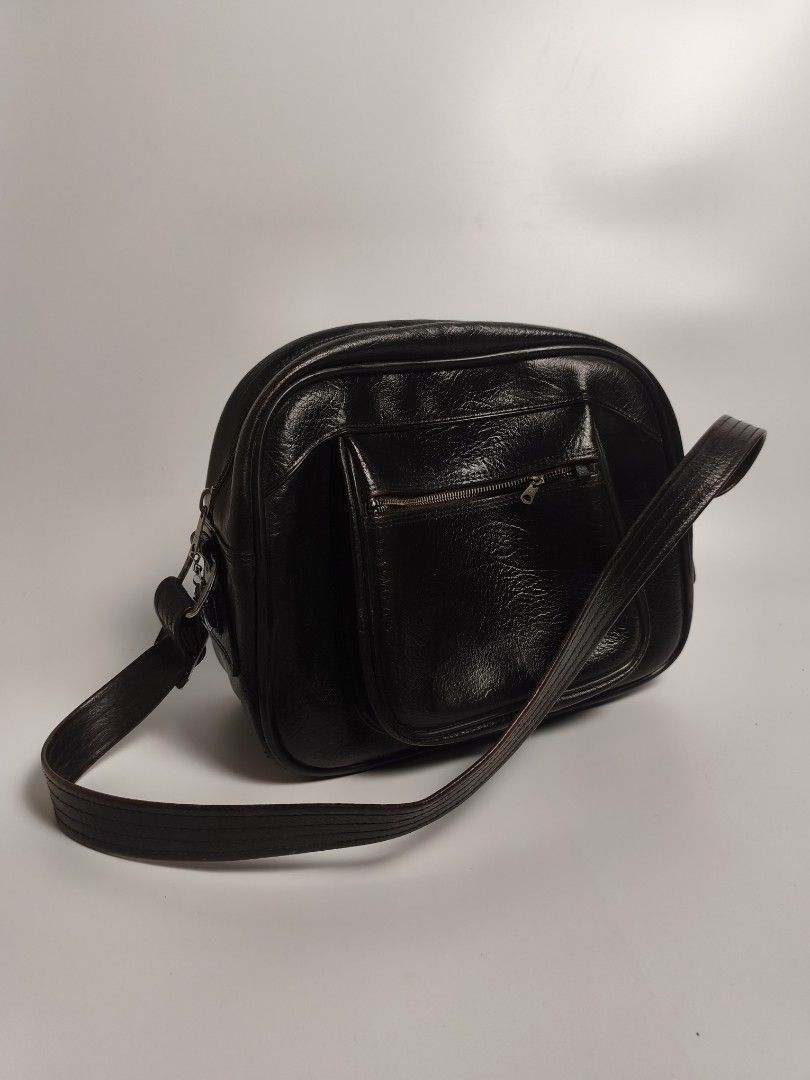 Leather American Tourist Leather Bag (Decluttering) (Category: Sling Bags) located in Puerto Princesa. Submitted by chi_thriftz (Listing ID 1467209974, Image 1). Description: American Tourist Leather Bag manage your expectations since this is a thrifted piece. Location: Puerto Princesa City, Palawan 📍 Item is in prestige condition - already cleaned and stored properly. Brand: American Tourist Type: Leather Sling Bag Color:Brown Size: Free Color 