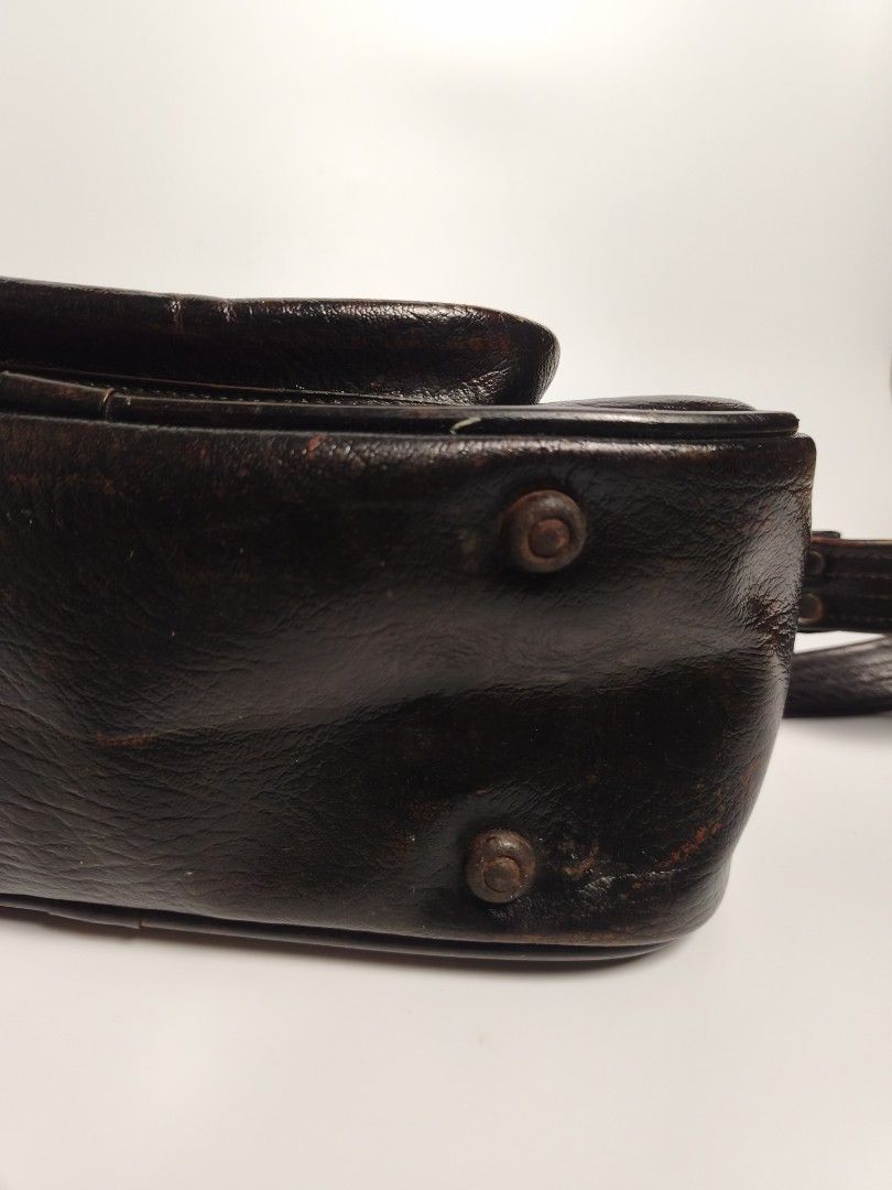Leather American Tourist Leather Bag (Decluttering) (Category: Sling Bags) located in Puerto Princesa. Submitted by chi_thriftz (Listing ID 1467209974, Image 3). Description: American Tourist Leather Bag manage your expectations since this is a thrifted piece. Location: Puerto Princesa City, Palawan 📍 Item is in prestige condition - already cleaned and stored properly. Brand: American Tourist Type: Leather Sling Bag Color:Brown Size: Free Color 