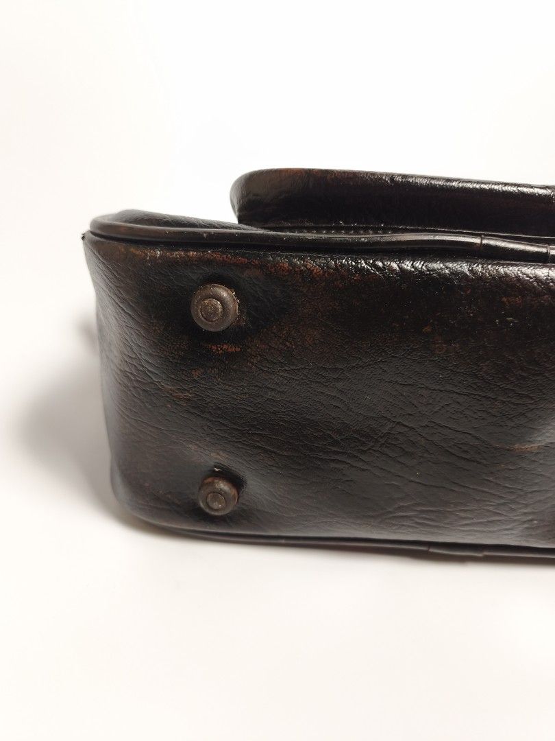 Leather American Tourist Leather Bag (Decluttering) (Category: Sling Bags) located in Puerto Princesa. Submitted by chi_thriftz (Listing ID 1467209974, Image 2). Description: American Tourist Leather Bag manage your expectations since this is a thrifted piece. Location: Puerto Princesa City, Palawan 📍 Item is in prestige condition - already cleaned and stored properly. Brand: American Tourist Type: Leather Sling Bag Color:Brown Size: Free Color 
