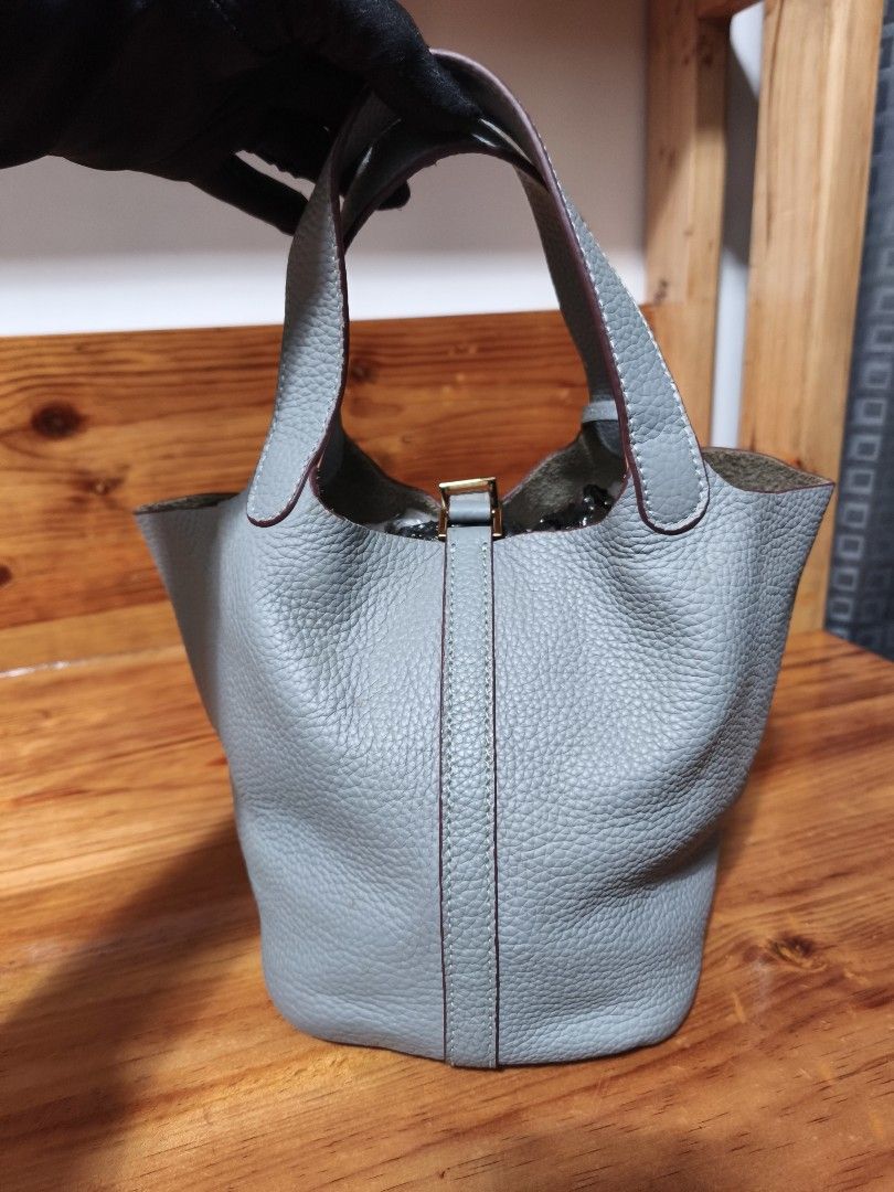 Leather hand bag (Category: Purses & Pouches) located in Baguio. Submitted by queenlyne_vintage_rare_finds (Listing ID 1467250022, Image 3). Description: .