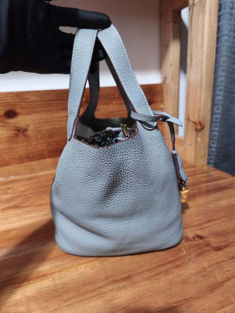 Leather hand bag (Category: Purses & Pouches) located in Baguio. Submitted by queenlyne_vintage_rare_finds (Listing ID 1467250022, Image 2). Description: .