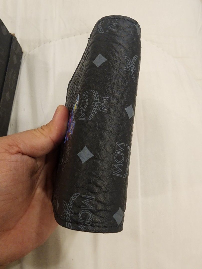 LEATHER WALLET authentic (Category: Luxury Bags & Wallets) located in Manila. Submitted by chrinathalie (Listing ID 1467239247, Image 3). Description: duty free bought orig 6000 sf on buyer.
