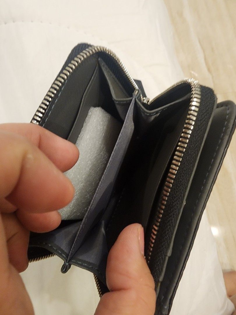 LEATHER WALLET authentic (Category: Luxury Bags & Wallets) located in Manila. Submitted by chrinathalie (Listing ID 1467239247, Image 2). Description: duty free bought orig 6000 sf on buyer.
