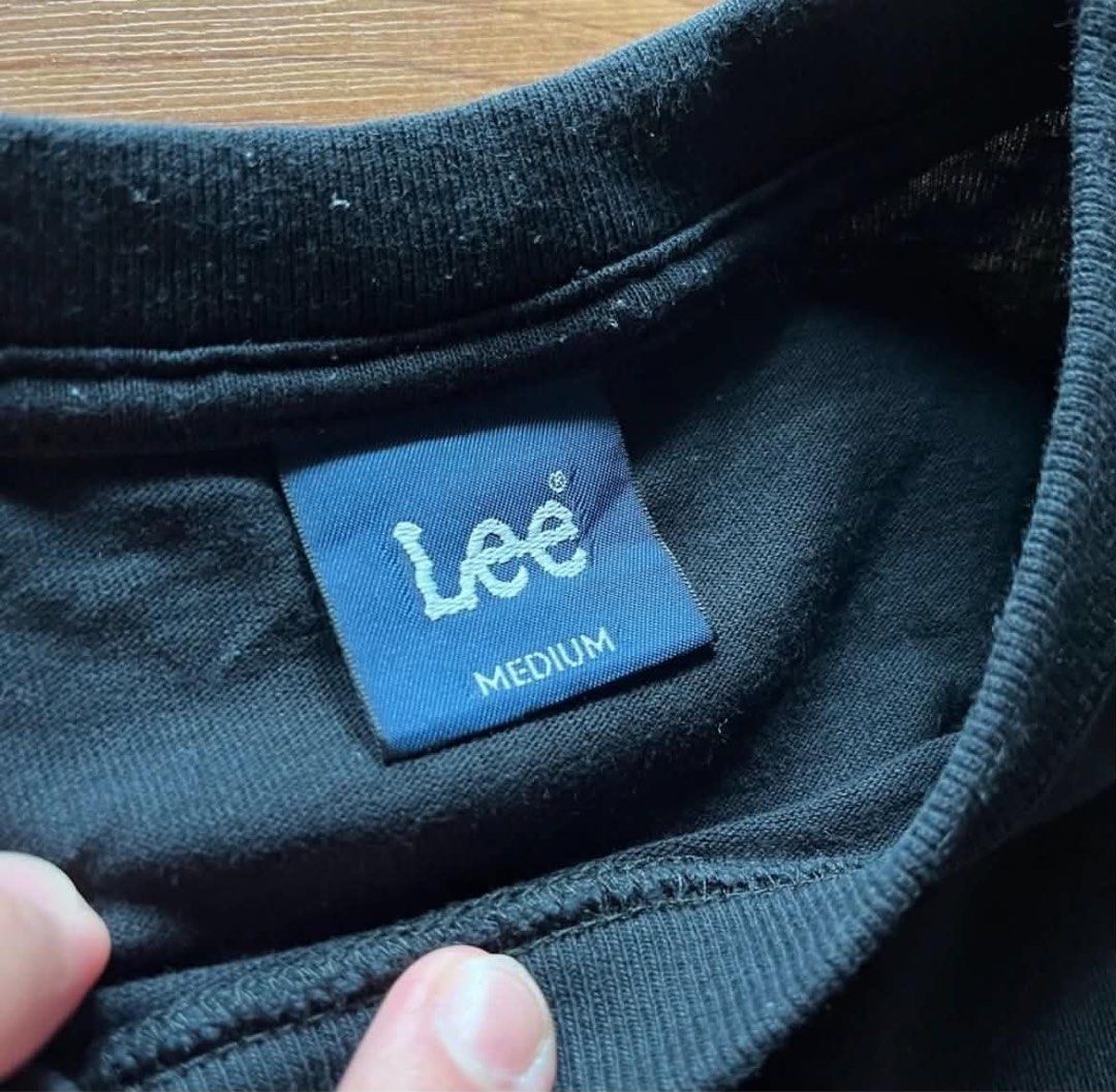 Lee Black T-Shirt (Category: Tshirts & Polo Shirts ) located in Rizal. Submitted by timelessfinds89_ (Listing ID 1467307111, Image 2). Description: - Brand: Lee - Color: Classic Black - Size: Medium (Regular Fit) - Material: 100% Premium Cotton - Features: Contrast denim chest pocket with small Lee logo tag - Authenticity: Includes Japanese license tag inside - Condition: Brand new / Great staple piece for casual wear ITEM NAME : Lee pocket tee C