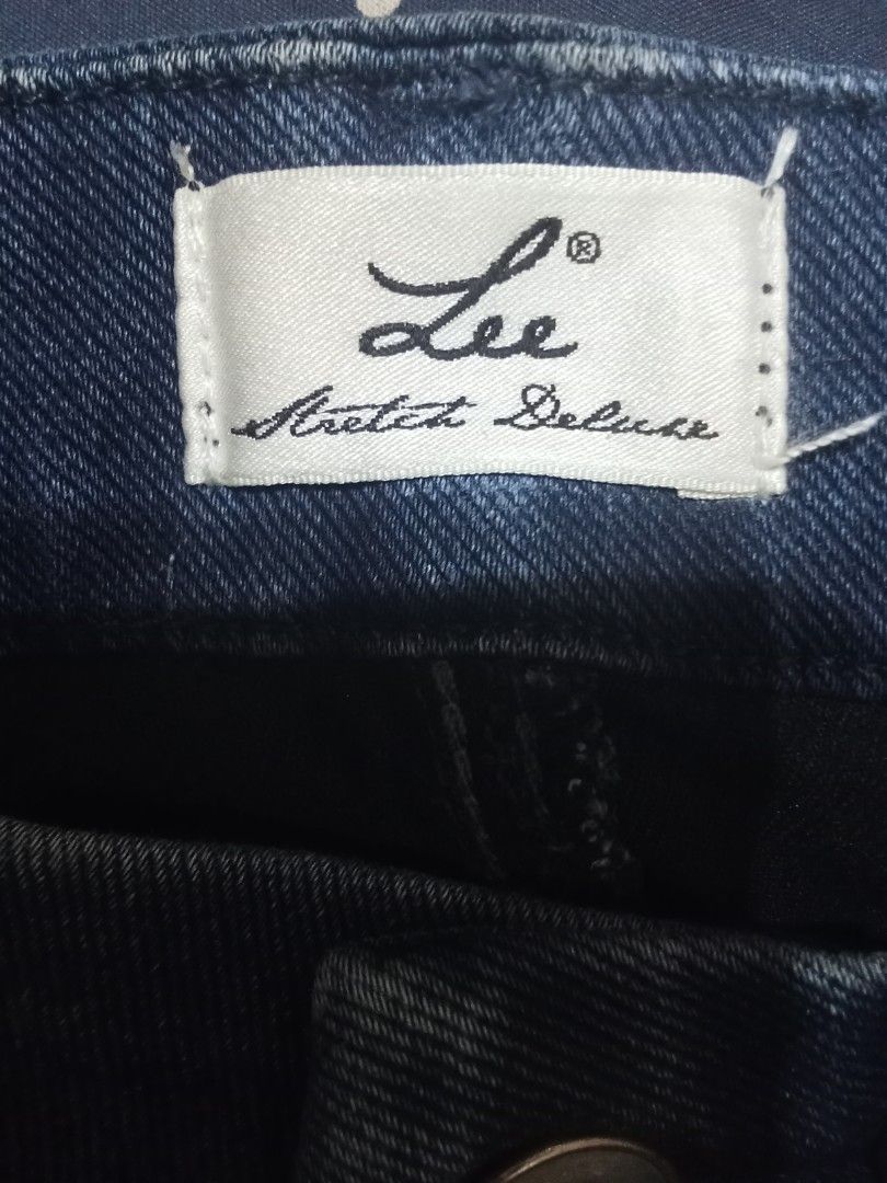 Lee Jeans (Category: Jeans) located in Quezon City. Submitted by wisdomsophia (Listing ID 1467212063, Image 2). Description: Classy navy blue mid-waist stretchable pants, size 26, perfect for everyday wear or office outfits. Easy to pair with your favorite tops for a clean and stylish look.