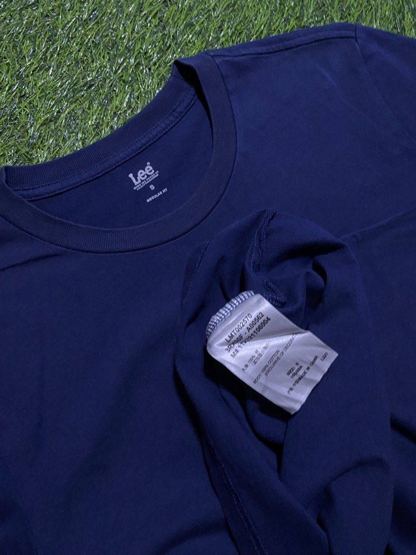 LEE SHIRT (Category: Tshirts & Polo Shirts ) located in Manila. Submitted by niftythrifttt (Listing ID 1467339945, Image 3). Description: LEE SIZE M WIDTH - 18.5 LENGTH - 27 COLOR RATE 9.5 EXCELLENT CONDI NO ISSUE.
