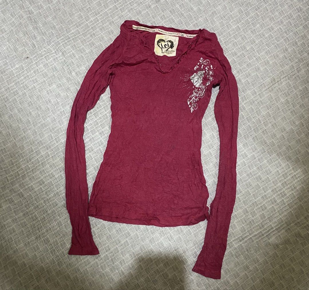 Lei Long sleeve vneck (Category: Longsleeves) located in Mandaue City. Submitted by secondrevive.ph (Listing ID 1467309131, Image 1). Description: no issue excellent 9/10 color rate small.