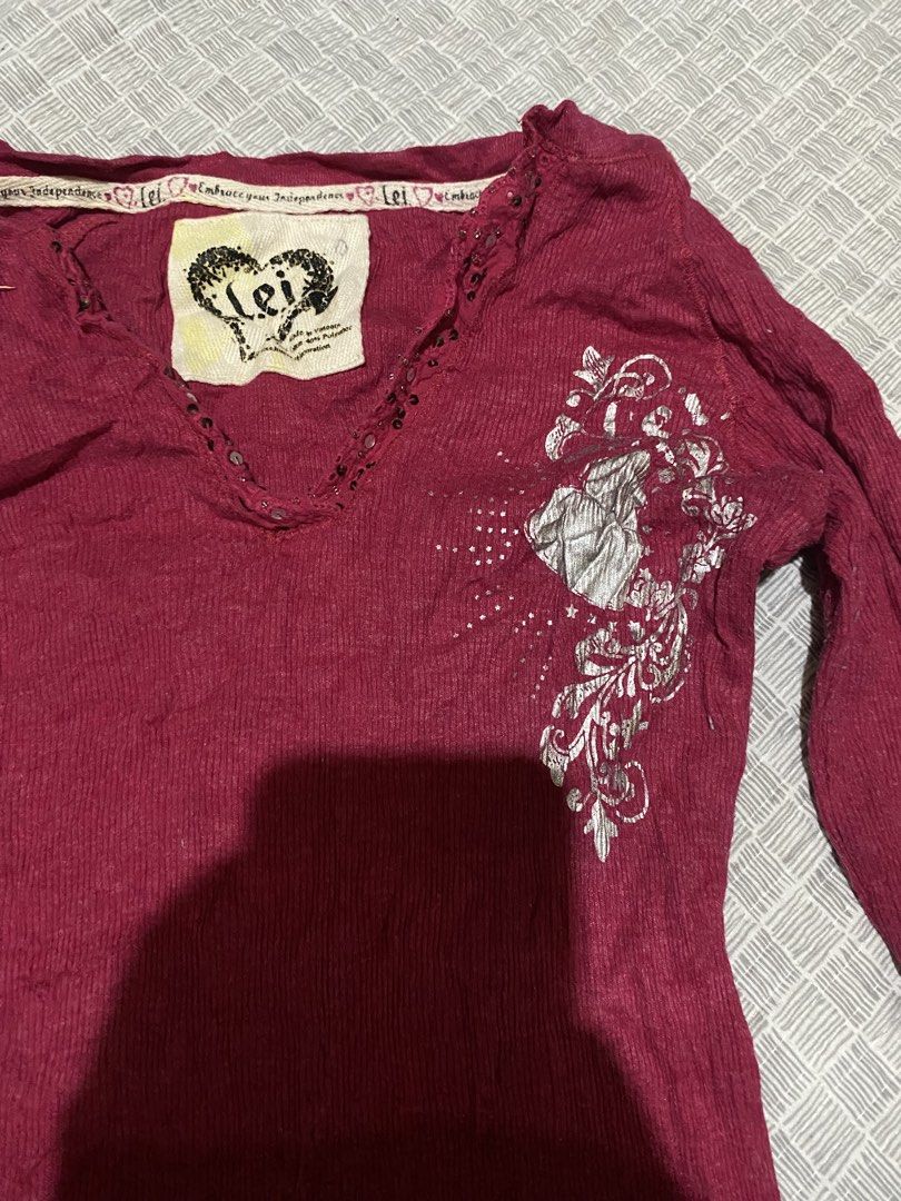Lei Long sleeve vneck (Category: Longsleeves) located in Mandaue City. Submitted by secondrevive.ph (Listing ID 1467309131, Image 2). Description: no issue excellent 9/10 color rate small.
