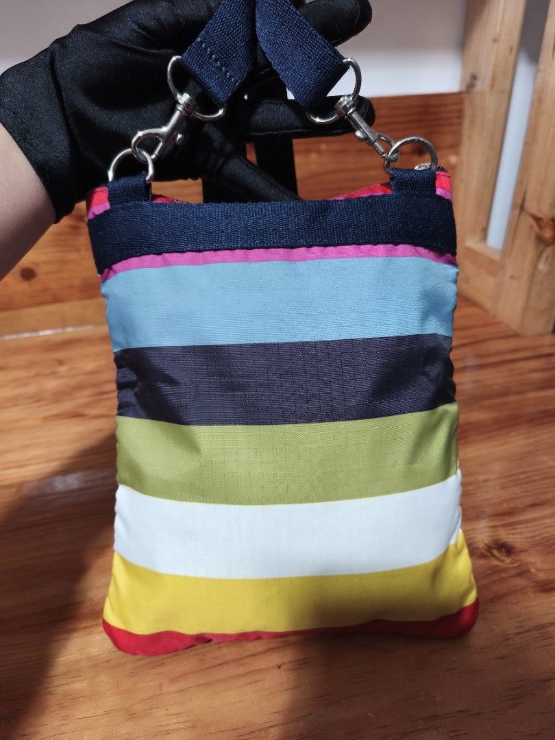 LeSportsac sling bag (Category: Cross-body Bags) located in Baguio. Submitted by queenlyne_vintage_rare_finds (Listing ID 1467214277, Image 3). Description: .