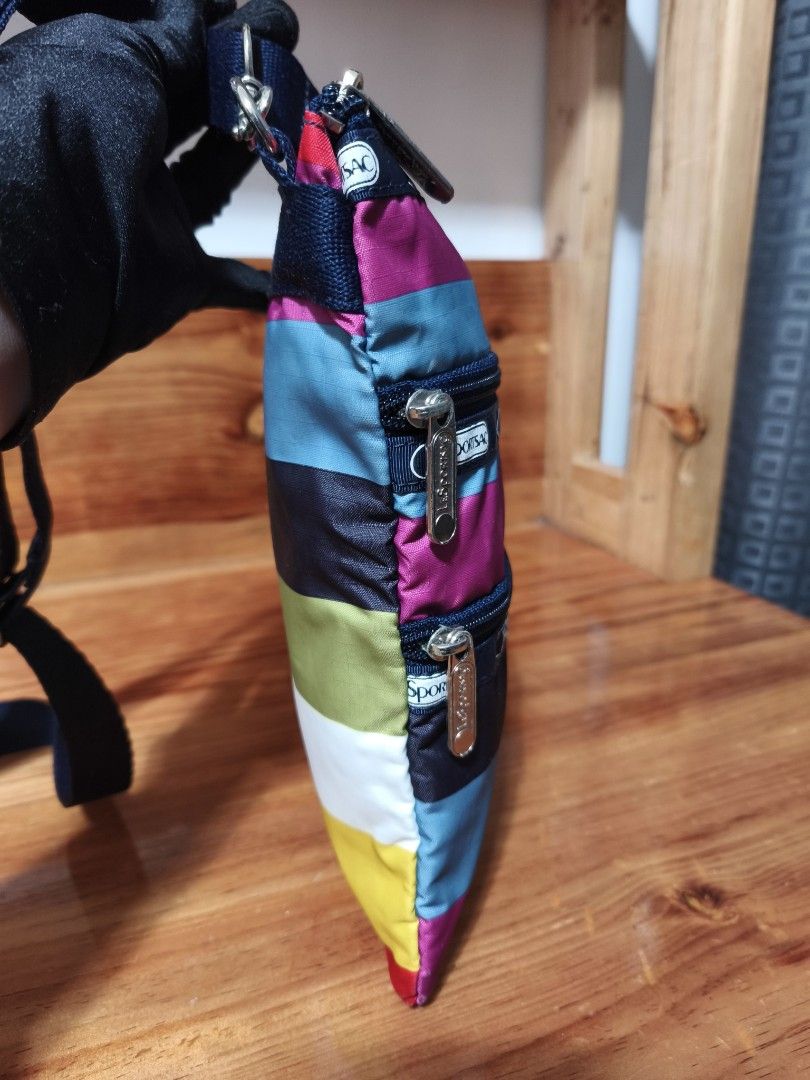 LeSportsac sling bag (Category: Cross-body Bags) located in Baguio. Submitted by queenlyne_vintage_rare_finds (Listing ID 1467214277, Image 2). Description: .