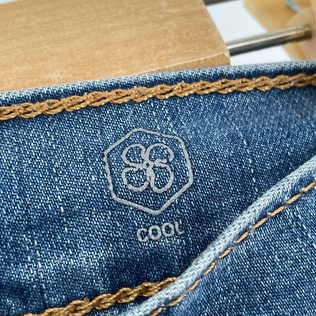Levis 502 Regular Taper Light Wash Jeans Pants (Category: Jeans) located in Manila. Submitted by buzz.garments (Listing ID 1467357085, Image 3). Description: Size: 32 on tag Dimensions(inches) - Waist/Width: 32” - Hip: 22” - Front Rise: 10” - Thigh: 11” - Inseam: 30” - Outseam/Length: 40” - Leg Opening: 6.5” - color may vary due to lighting. please manage your expectations-minimal and unseen flaws must be considered..