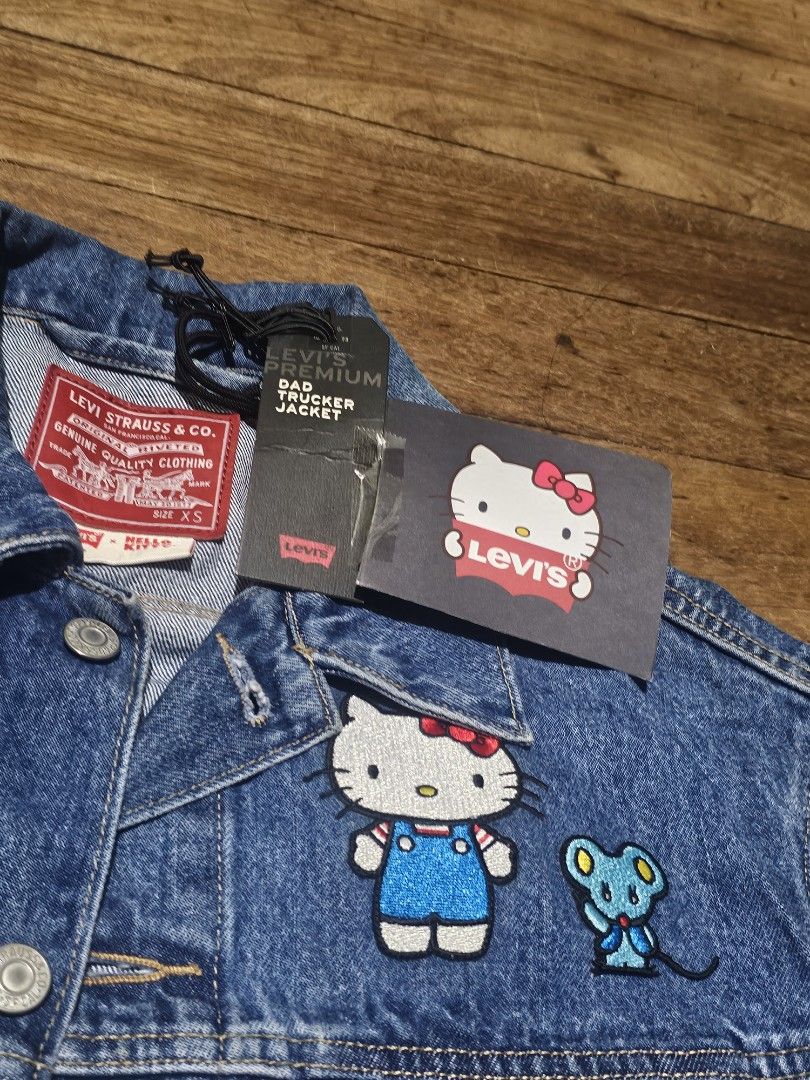 Levis Hello kitty denim jacket (Category: Coats, Jackets and Outerwear) located in Manila. Submitted by onlinesmartshopping12 (Listing ID 1467288737, Image 3). Description: no issue.