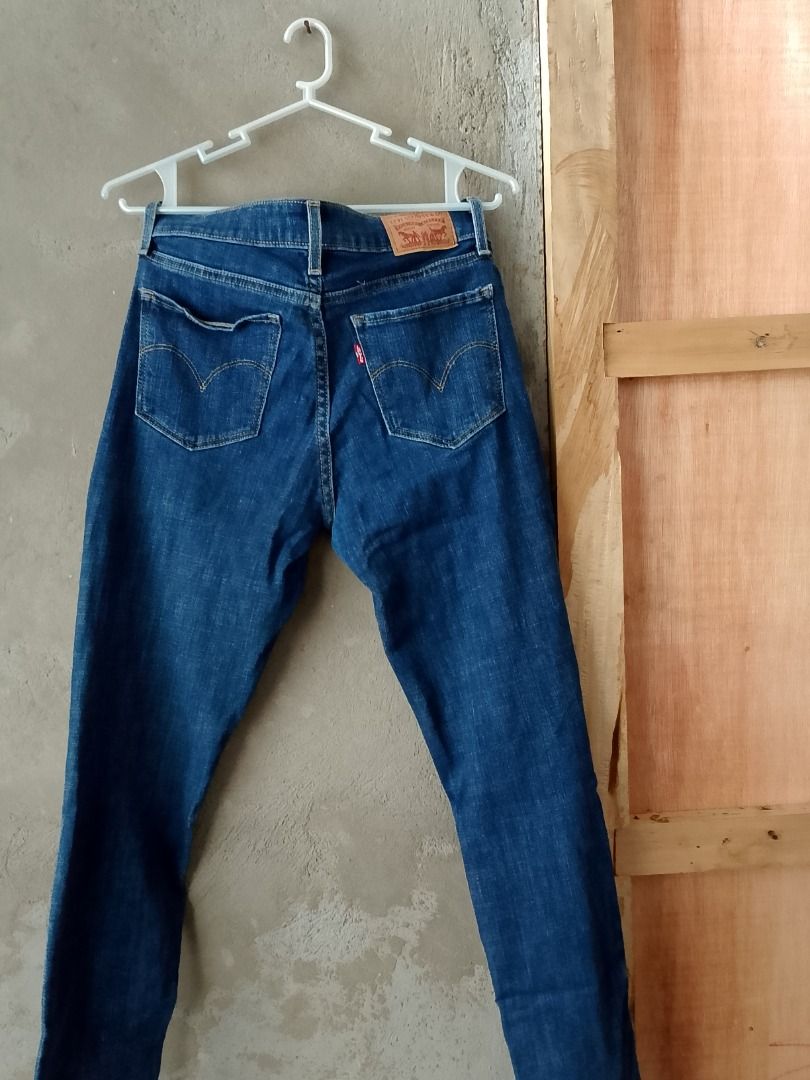 Levis Original 711 Skinny Ankle 26 (Category: Jeans) located in Caloocan City. Submitted by bhigz999 (Listing ID 1467211530, Image 2). Description: Levi's Skinny Ankle 26 women's Jeans Production date- CW-2819 Standard size: W26/27 Asian and International Sizing 160/66A Hip-91cm.