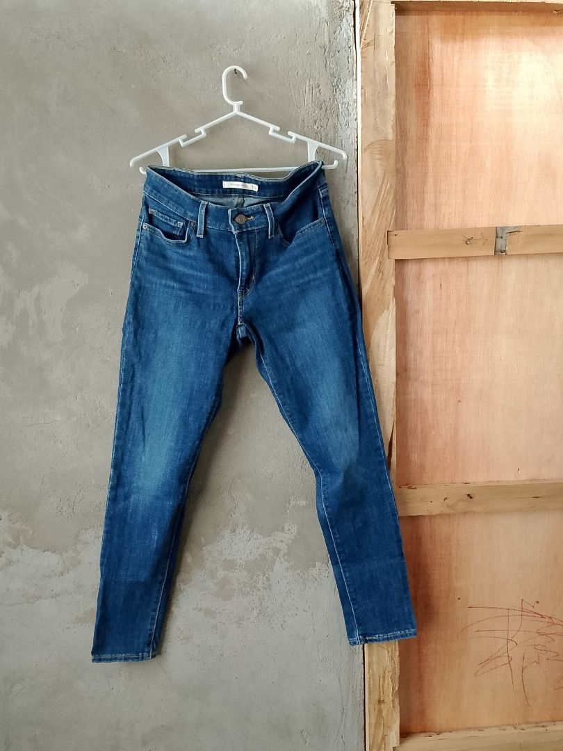 Levis Original 711 Skinny Ankle 26 (Category: Jeans) located in Caloocan City. Submitted by bhigz999 (Listing ID 1467211530, Image 1). Description: Levi's Skinny Ankle 26 women's Jeans Production date- CW-2819 Standard size: W26/27 Asian and International Sizing 160/66A Hip-91cm.