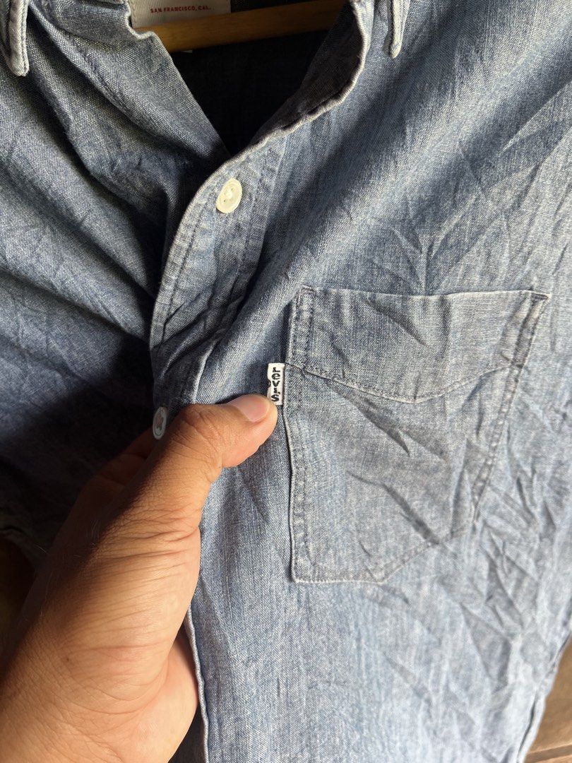 Levi’s short-sleeve chambray button-down shirt. (Category: Activewear) located in Manila. Submitted by james23t (Listing ID 1467314142, Image 3). Description: WANT TO SELL! Levi’s short-sleeve chambray button-down shirt. 21x29 Sobrang solid pa Excellent condition 🏷️.