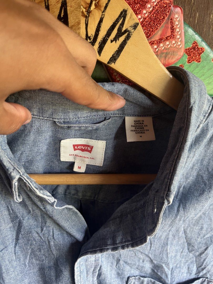 Levi’s short-sleeve chambray button-down shirt. (Category: Activewear) located in Manila. Submitted by james23t (Listing ID 1467314142, Image 2). Description: WANT TO SELL! Levi’s short-sleeve chambray button-down shirt. 21x29 Sobrang solid pa Excellent condition 🏷️.