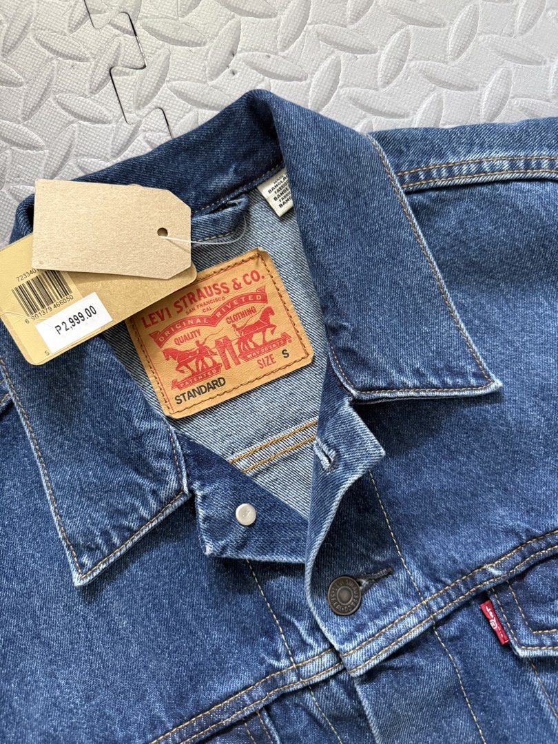 Levis Trucker Denim Jacket (Category: Coats, Jackets and Outerwear) located in Los Banos. Submitted by davidabeg15504 (Listing ID 1467243404, Image 2). Description: Brandnew & Authentic 💯 Outsourced directly from Levis With Paperbag Levis Trucker Denim Jacket Size Small Standard Width 21 Length 25.5 Sale Price: 2299 ✅ SRP: 2999 ❌ Mode of payment: Gcash / Bpi / Gotymebank Courier: J&T 📥.