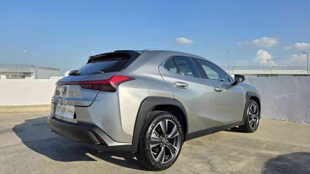 Lexus UX200 2.0 Executive (A) (Category: Used Cars) located in Singapore. Submitted by motoruniverse (Listing ID 1467184080, Image 3). Description: Showroom: CARRO CENTER 60 JALAN LAM HUAT #04-37/38 CARRO CENTER Singapore 737869 Genuine low mileage! Genuine condition, no modifications, superb interior and exterior condition, superbly well maintained by previous owner, view to believe! 100% loan approval guaranteed! Flexible in-house and bank loan