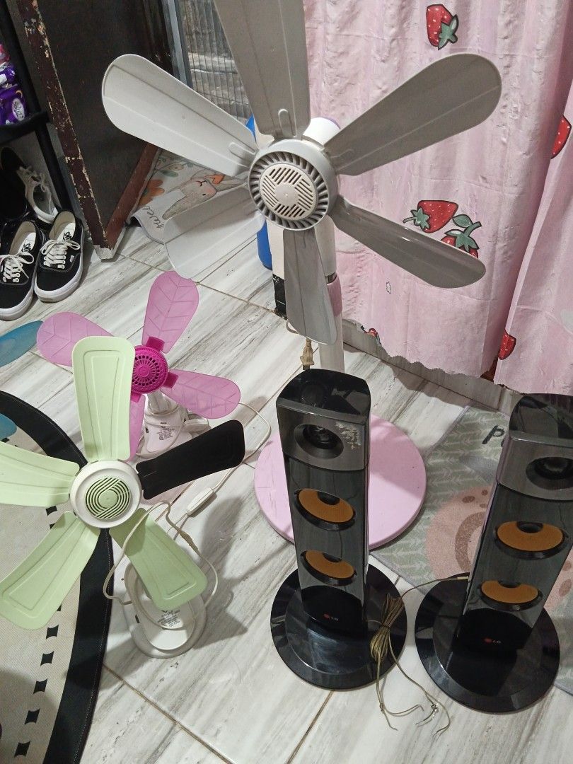 LG Tallboy Tower Speakers Pair (Category: Soundbars, Speakers & Amplifiers) located in Caloocan City. Submitted by tongskie93 (Listing ID 1467246753, Image 1). Description: 2 clip fan standfan speaker. lahat na Po Yan 800 may bawas pa sure buyer pick up nyo Brand: LG - Type: Pair of tallboy speakers - Finish: Glossy black with distinctive orange cone accents - Connection: Standard wire hookups attached - Design: Stands upright on sturdy round bas