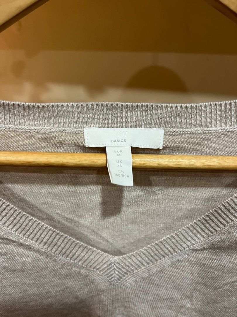Light color v neck sweater zara (Category: Coats, Jackets and Outerwear) located in Quezon City. Submitted by michypeachyy1 (Listing ID 1467317590, Image 2). Description: 200 plus Sf last pic issue unnoticeable pinhole medium size.