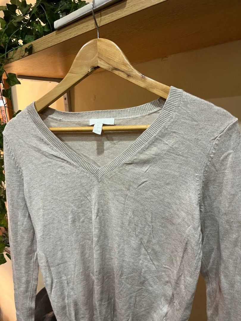 Light color v neck sweater zara (Category: Coats, Jackets and Outerwear) located in Quezon City. Submitted by michypeachyy1 (Listing ID 1467317590, Image 3). Description: 200 plus Sf last pic issue unnoticeable pinhole medium size.