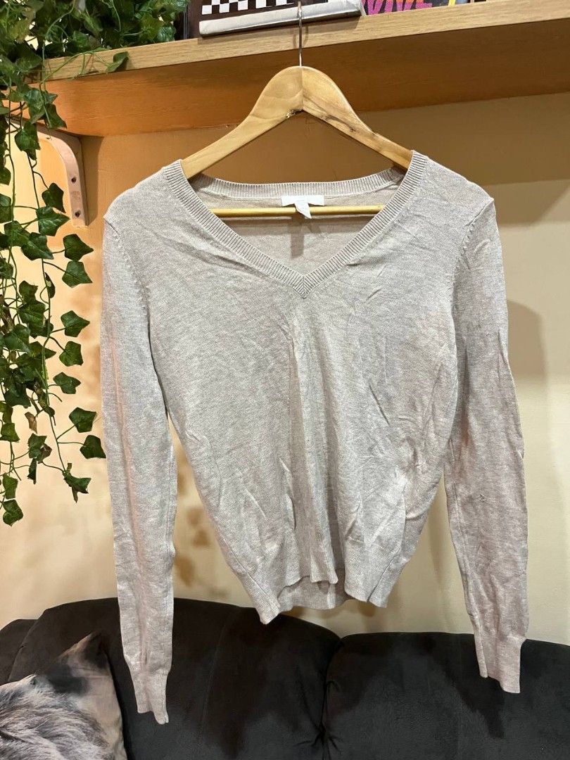 Light color v neck sweater zara (Category: Coats, Jackets and Outerwear) located in Quezon City. Submitted by michypeachyy1 (Listing ID 1467317590, Image 1). Description: 200 plus Sf last pic issue unnoticeable pinhole medium size.