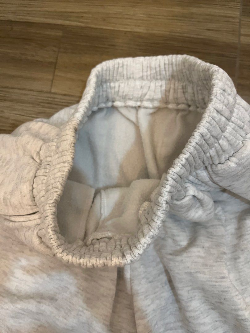 Light grey wide leg sweatpants lounge pants (Category: Jeans) located in Quezon City. Submitted by yours.myaa (Listing ID 1467312944, Image 2). Description: - Color: Light grey heather - Fit: High waist with a thick elastic band and super wide leg cut - Lining: Soft and cozy fleece inside - Pockets: Deep pockets on both sides - Versatility: Great for lounging, running errands, and easy to pair with basic tees or hoodies.
