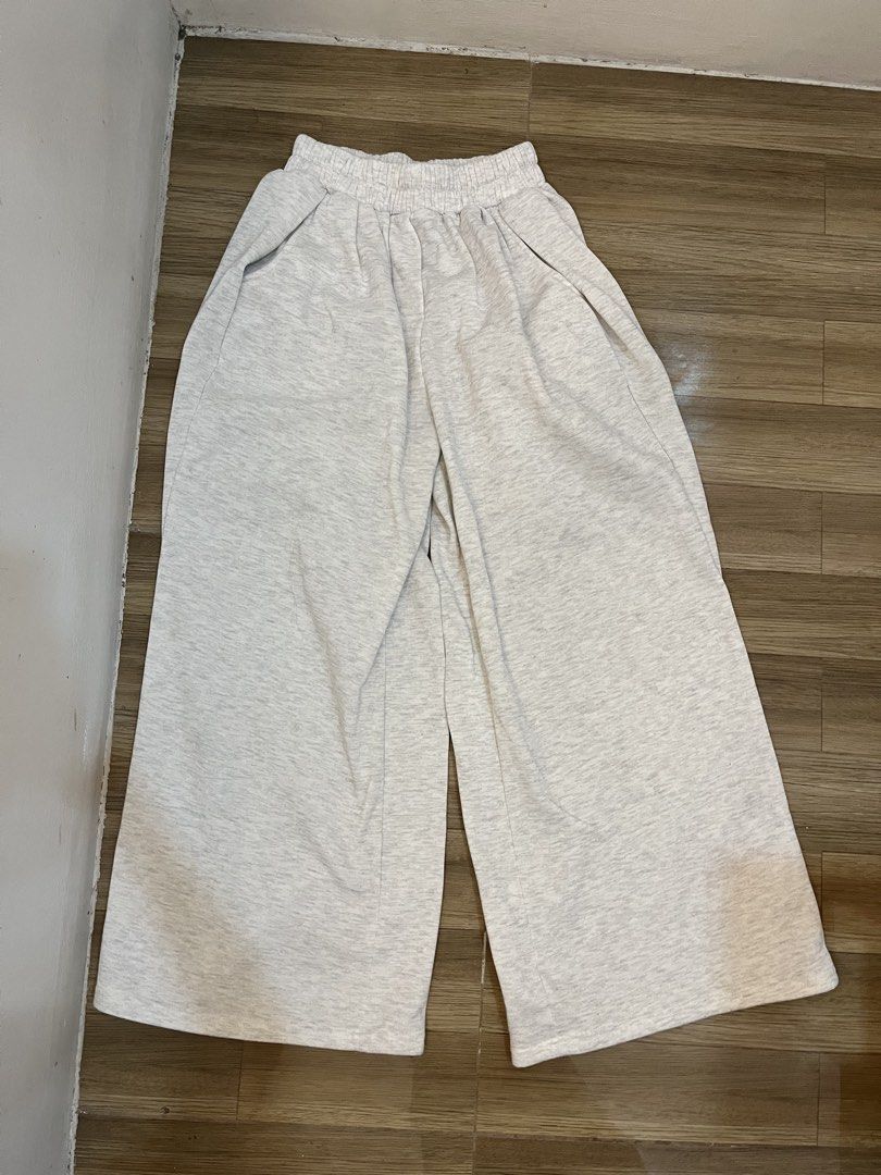 Light grey wide leg sweatpants lounge pants (Category: Jeans) located in Quezon City. Submitted by yours.myaa (Listing ID 1467312944, Image 1). Description: - Color: Light grey heather - Fit: High waist with a thick elastic band and super wide leg cut - Lining: Soft and cozy fleece inside - Pockets: Deep pockets on both sides - Versatility: Great for lounging, running errands, and easy to pair with basic tees or hoodies.