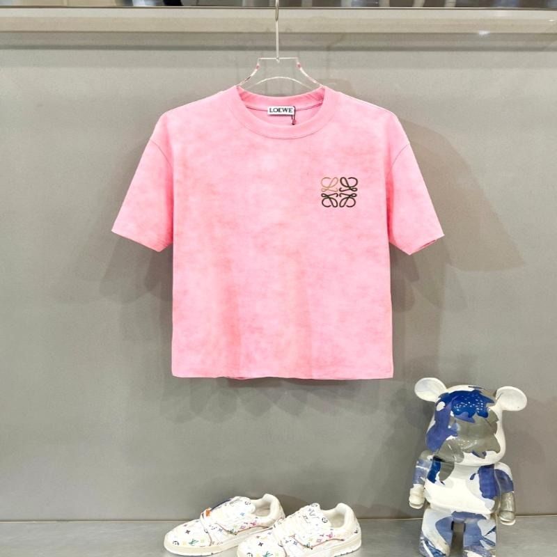 LOEWE 羅意威 320克重磅圓領短袖T恤 （分類：T-shirt、恤衫、有領衫）位於 Hong Kong。 由 leeruecker 提交（商品編號 1467355655，圖片 1）。簡介： 📏 尺碼範圍：S-XXL，全數只做優質靚貨 📸 所有圖片均為實拍，真正所見即所得 🏼 售後靈活支持退換 ⚠️ 不設面交服務，訂單一律透過快遞寄送。