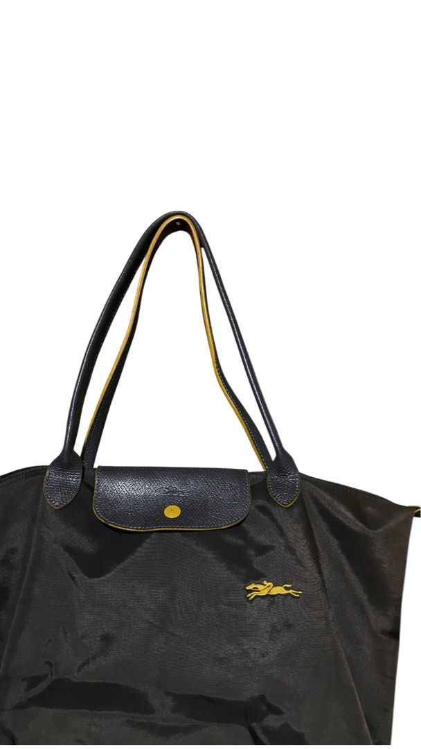 LONG CHAMP (Category: Shoulder Bags) located in Manila. Submitted by rcvnt (Listing ID 1467291795, Image 2). Description: excellent sign of usage.