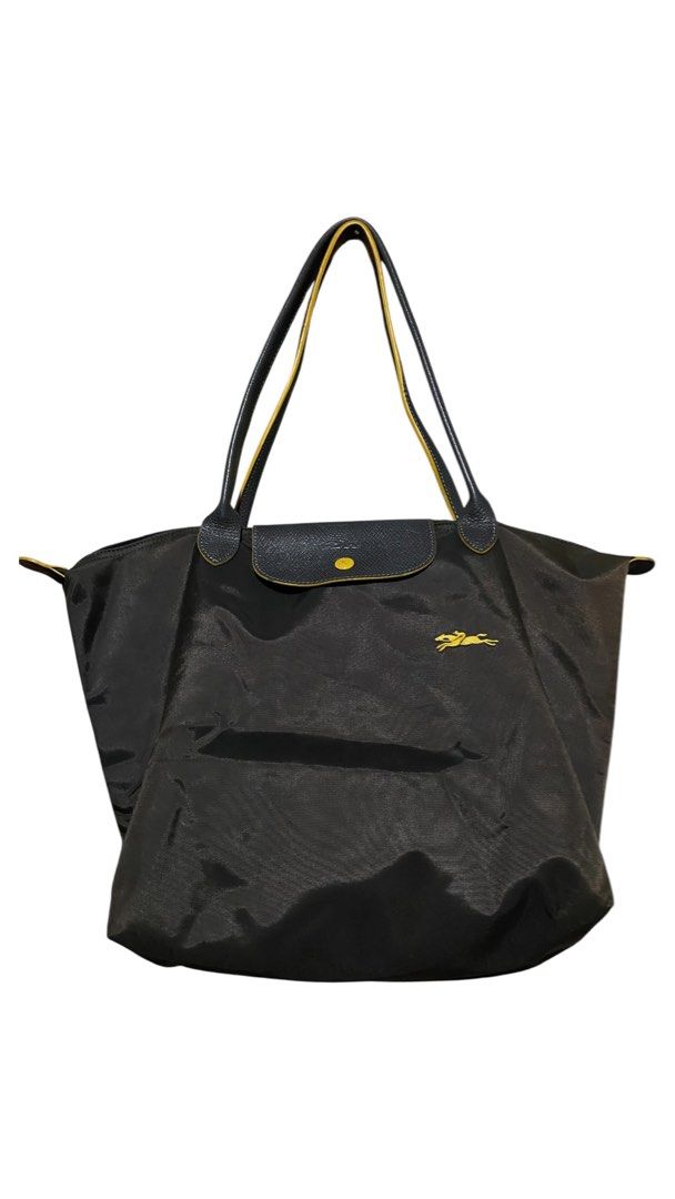 LONG CHAMP (Category: Shoulder Bags) located in Manila. Submitted by rcvnt (Listing ID 1467291795, Image 1). Description: excellent sign of usage.
