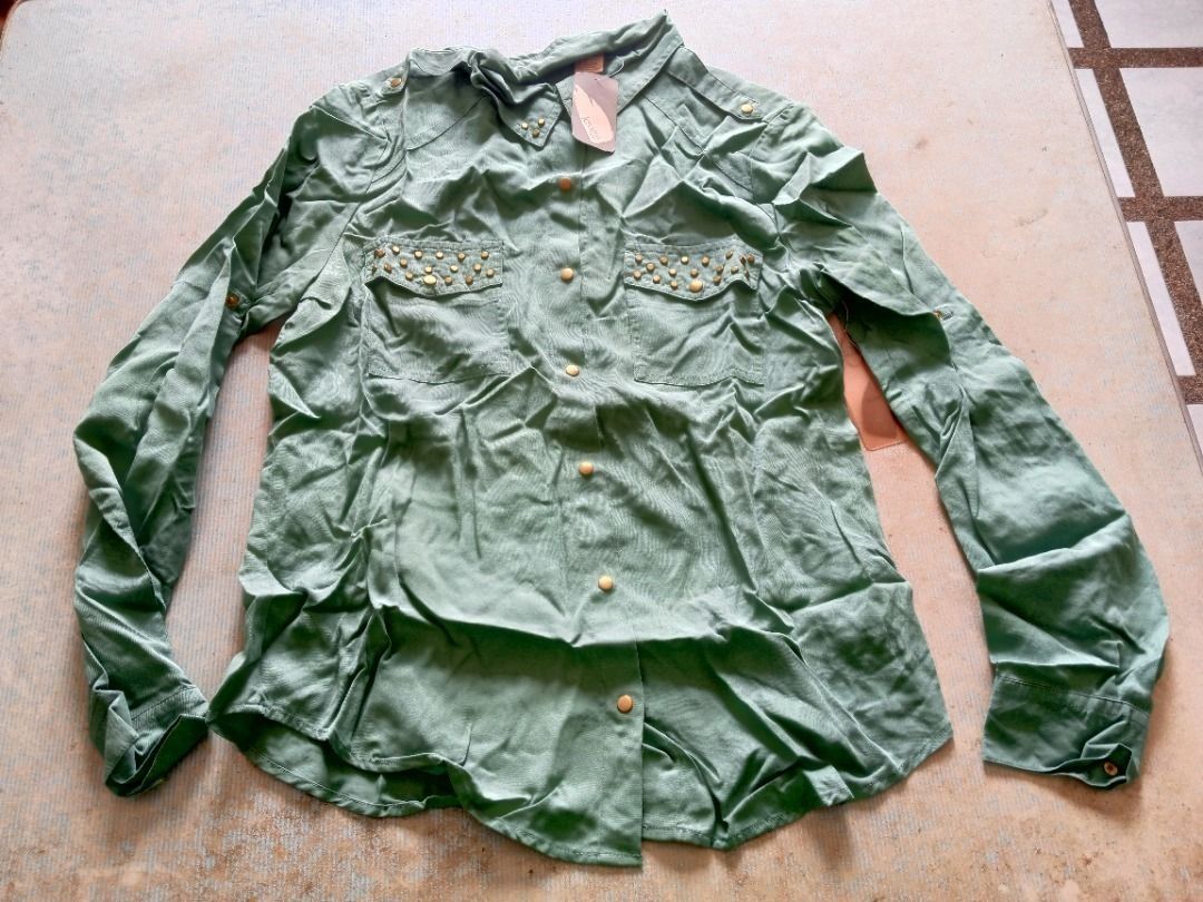 Long sleeves US BNEWTAG (Category: Longsleeves) located in Los Banos. Submitted by mania-62906 (Listing ID 1467210507, Image 1). Description: BNEWTAG. US small. Green.