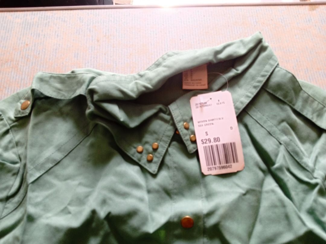 Long sleeves US BNEWTAG (Category: Longsleeves) located in Los Banos. Submitted by mania-62906 (Listing ID 1467210507, Image 2). Description: BNEWTAG. US small. Green.