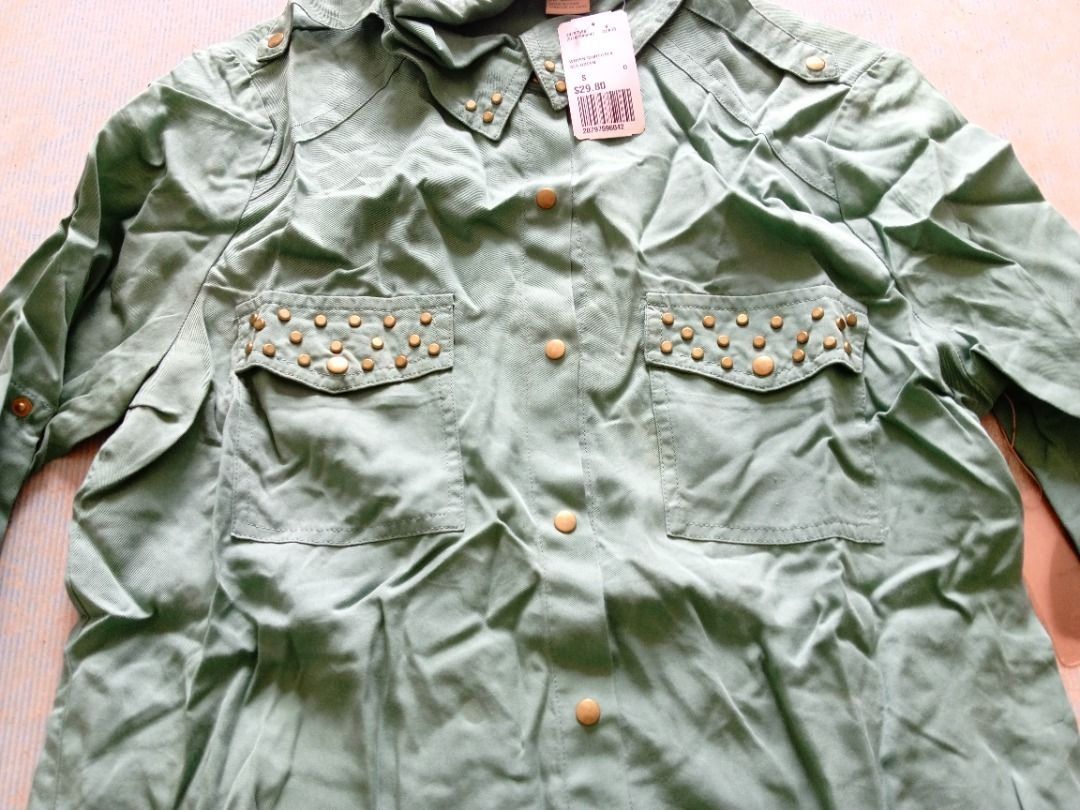 Long sleeves US BNEWTAG (Category: Longsleeves) located in Los Banos. Submitted by mania-62906 (Listing ID 1467210507, Image 3). Description: BNEWTAG. US small. Green.