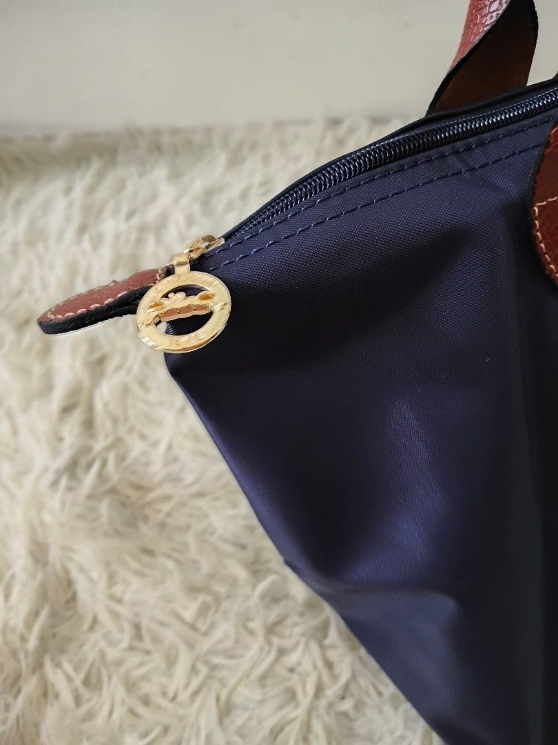 CLEARANCE SALE! Longchamp Tote (Category: Tote Bags) located in Paranaque City. Submitted by raenjavi (Listing ID 1467187557, Image 3). Description: Php550.