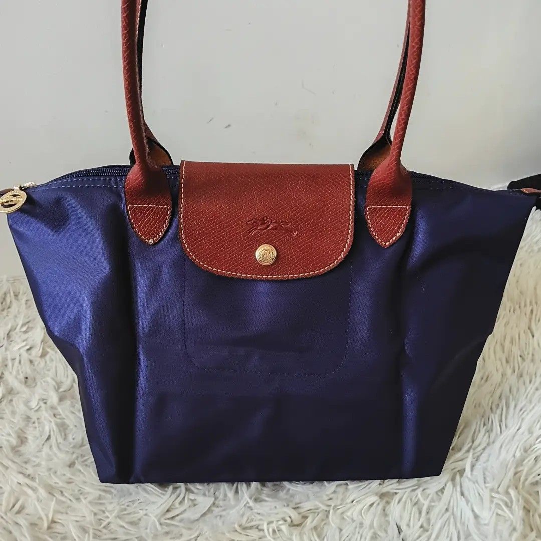 CLEARANCE SALE! Longchamp Tote (Category: Tote Bags) located in Paranaque City. Submitted by raenjavi (Listing ID 1467187557, Image 1). Description: Php550.