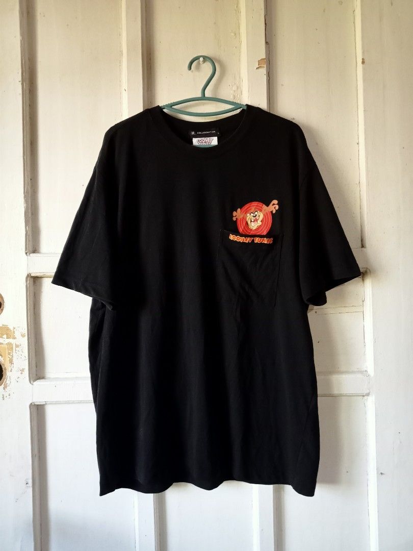 Looney Tunes Tasmanian Devil Pocket Tee (Category: Tshirts & Polo Shirts ) located in Cabadbaran. Submitted by reizen_ace051823 (Listing ID 1461177526, Image 1). Description: - good condition 9.5/10 - no issue - size large on tag - dimes 28.5 / 22.