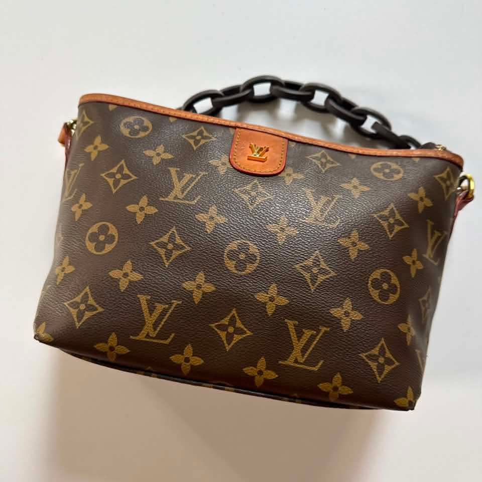 Louis Vuitton chunky chain bag (Category: Shoulder Bags) located in Iligan City. Submitted by vintgbags (Listing ID 1467177516, Image 2). Description: All details are posted Condition is Good. Open for negotiable sent your offer..